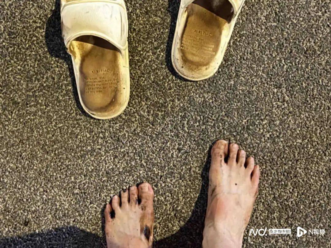 皇冠登3管理出租_“擦都擦不掉”！多名网友反映深圳大梅沙现黑色油污皇冠登3管理出租，味道刺鼻！官方回应