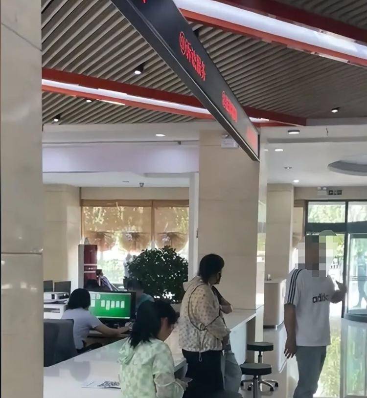 信用網怎么注册_网友曝光政务大厅工作人员上班时间电脑打扑克信用網怎么注册，涉事中心回应