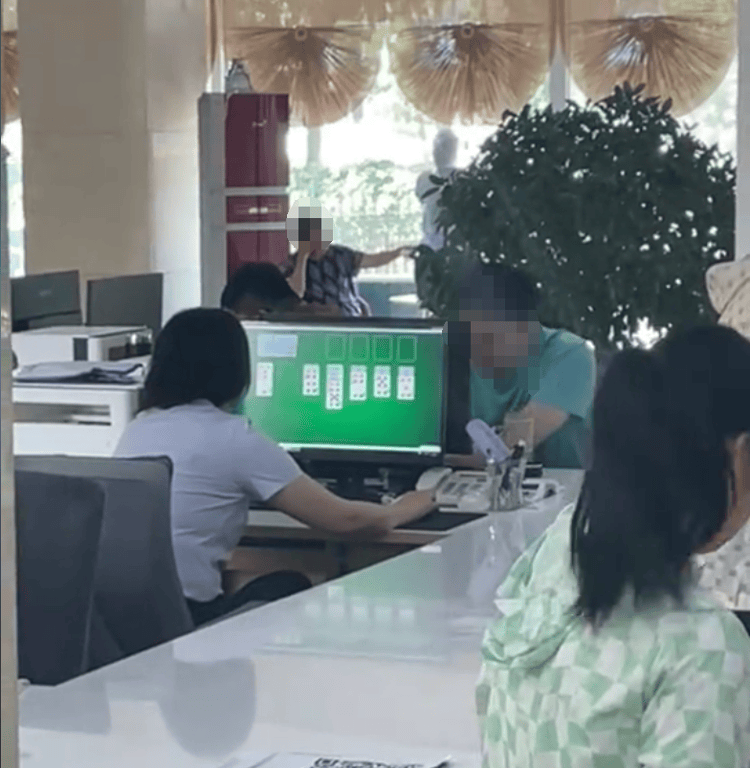 信用網怎么注册_网友曝光政务大厅工作人员上班时间电脑打扑克信用網怎么注册，涉事中心回应