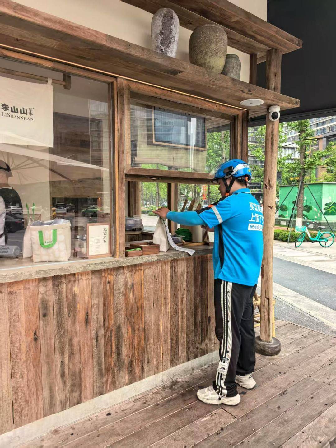日本 v 香港_500亿外卖补贴之后日本 v 香港，记者实探成都本土餐饮丨新经济观察