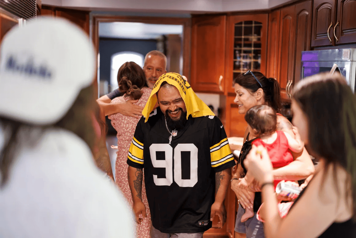 皇冠信用网代理出租_一家人自愿被驱逐出美国：“留在这里是一场赌博”