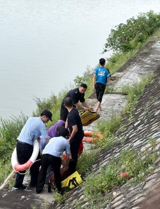 皇冠信用网登1,登2,登3出租
_广东茂名一外卖小哥从10余米高桥面跳入河中救人皇冠信用网登1,登2,登3出租
,事后摆摆手默默离开:我还有餐没有送