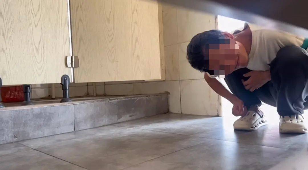 皇冠信用盘代理注册_河南一女子在公厕被流浪汉偷窥皇冠信用盘代理注册，当事人称已解决，当地回应：系精神病患者