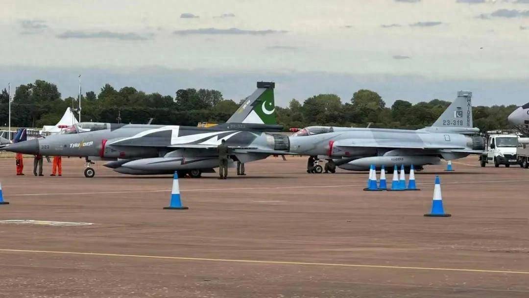 皇冠信用网代理_横跨6000千米!“枭龙”带胜利凯旋皇冠信用网代理,降落英国,“阵风”还不配上桌?