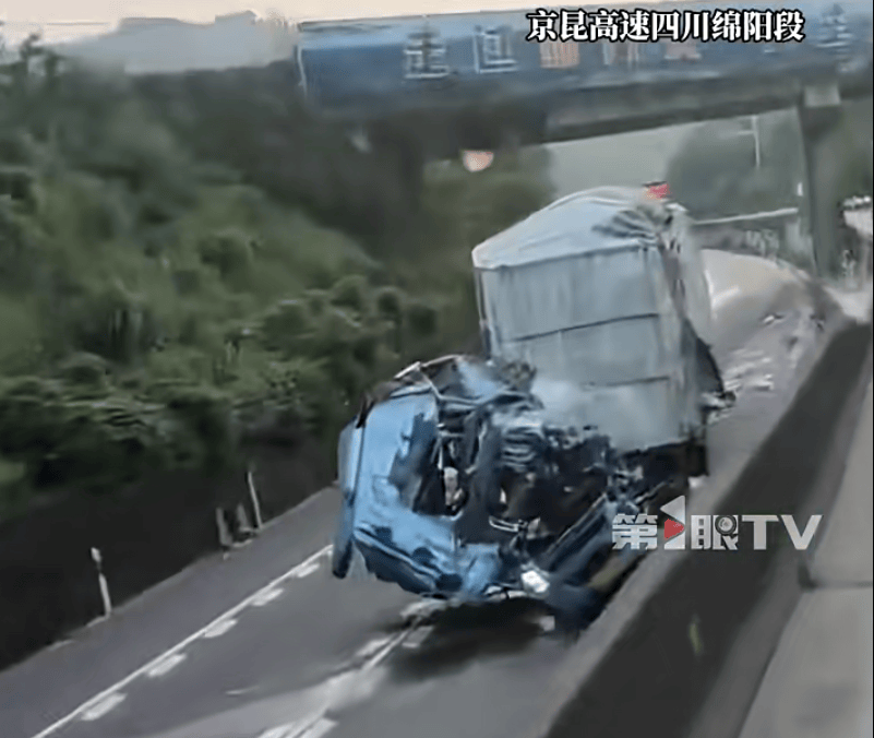皇冠登录地址_痛心皇冠登录地址!43岁父亲和16岁儿子在四川高速遇难