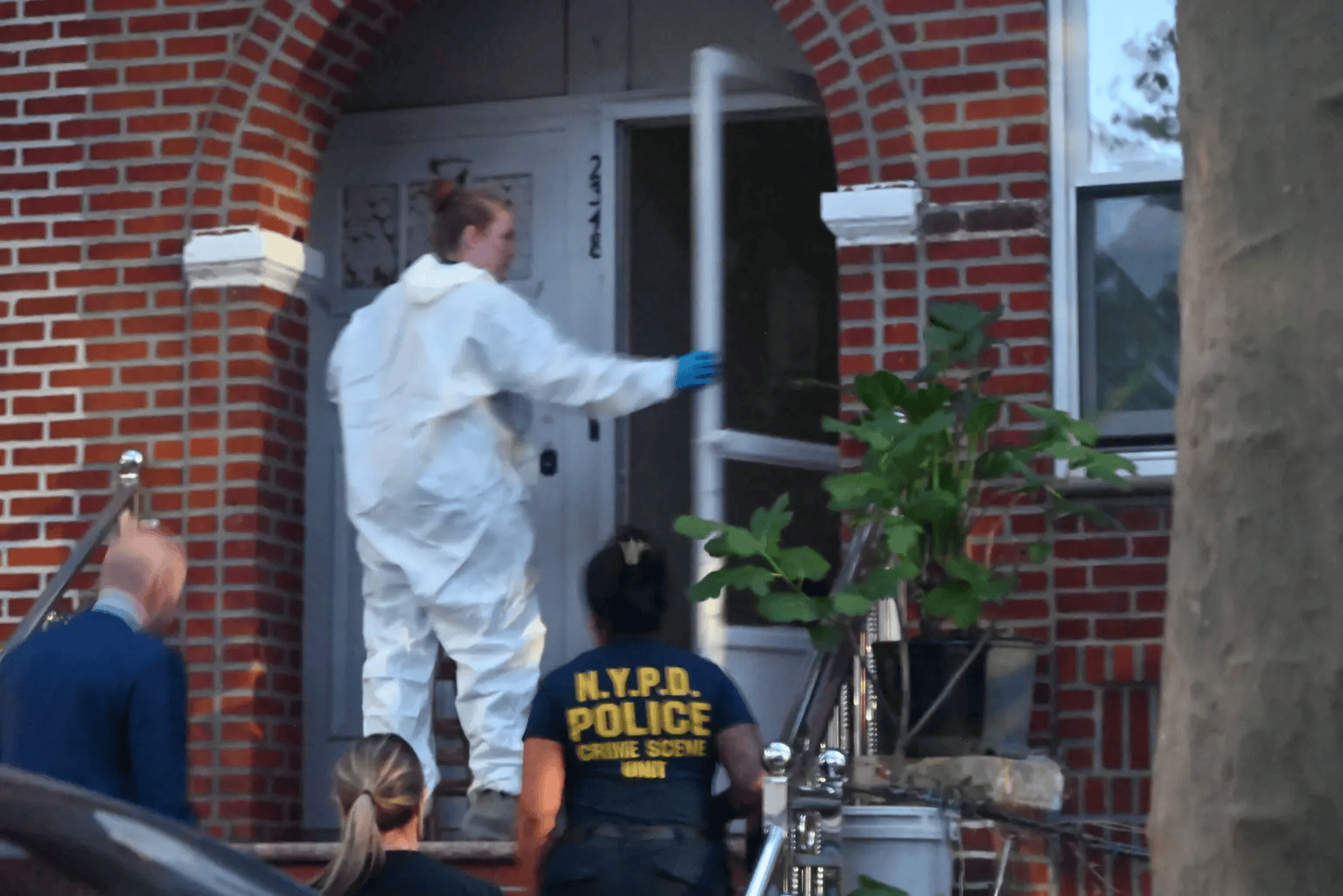 皇冠信用网平台出租_86岁华人在美国家中死亡一星期皇冠信用网平台出租，脖子上缠着围巾，埋在棉被里