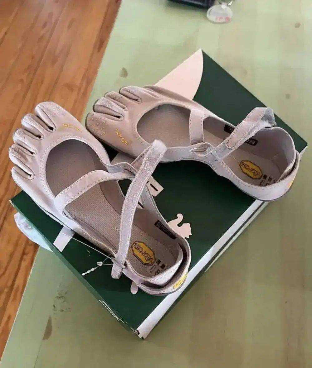 皇冠皇冠信用网平台_年轻人正在用丑鞋踹翻全世界