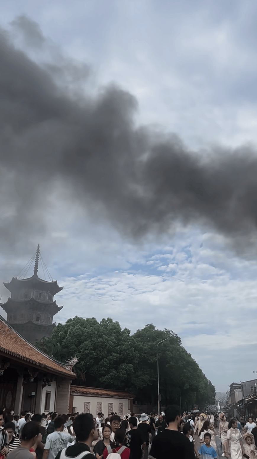皇冠信用网_福建泉州西街突发火灾皇冠信用网，现场黑烟滚滚！当地消防回应：火已扑灭，无人员伤亡