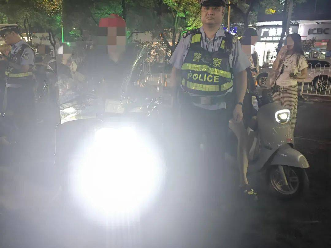 澳大利亚新南威尔斯联赛2
_多地严查“人造太阳”澳大利亚新南威尔斯联赛2
!湖南交警提醒