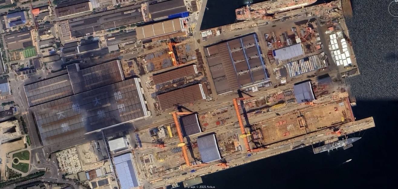 曼城足球_中国004型核航母初露真容曼城足球,42米宽300米长,排水量或超11万吨?