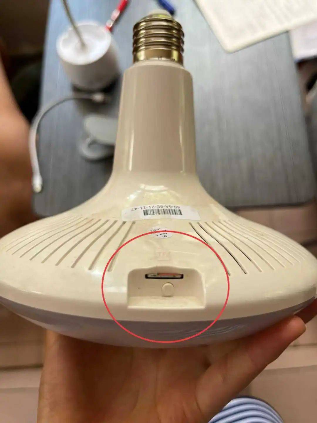 挪威丙组联赛_女租客在停电后发现伪装成灯泡的隐蔽摄像头挪威丙组联赛,房东希望退租,并愿退还剩余三个月的租金,警方立案调查