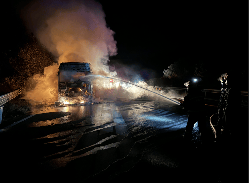 荷兰乙组联赛_司机往后视镜一看荷兰乙组联赛，糟了！670万元货物“葬身火海”