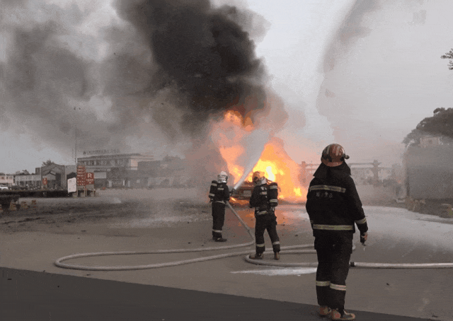 荷兰乙组联赛_司机往后视镜一看荷兰乙组联赛，糟了！670万元货物“葬身火海”