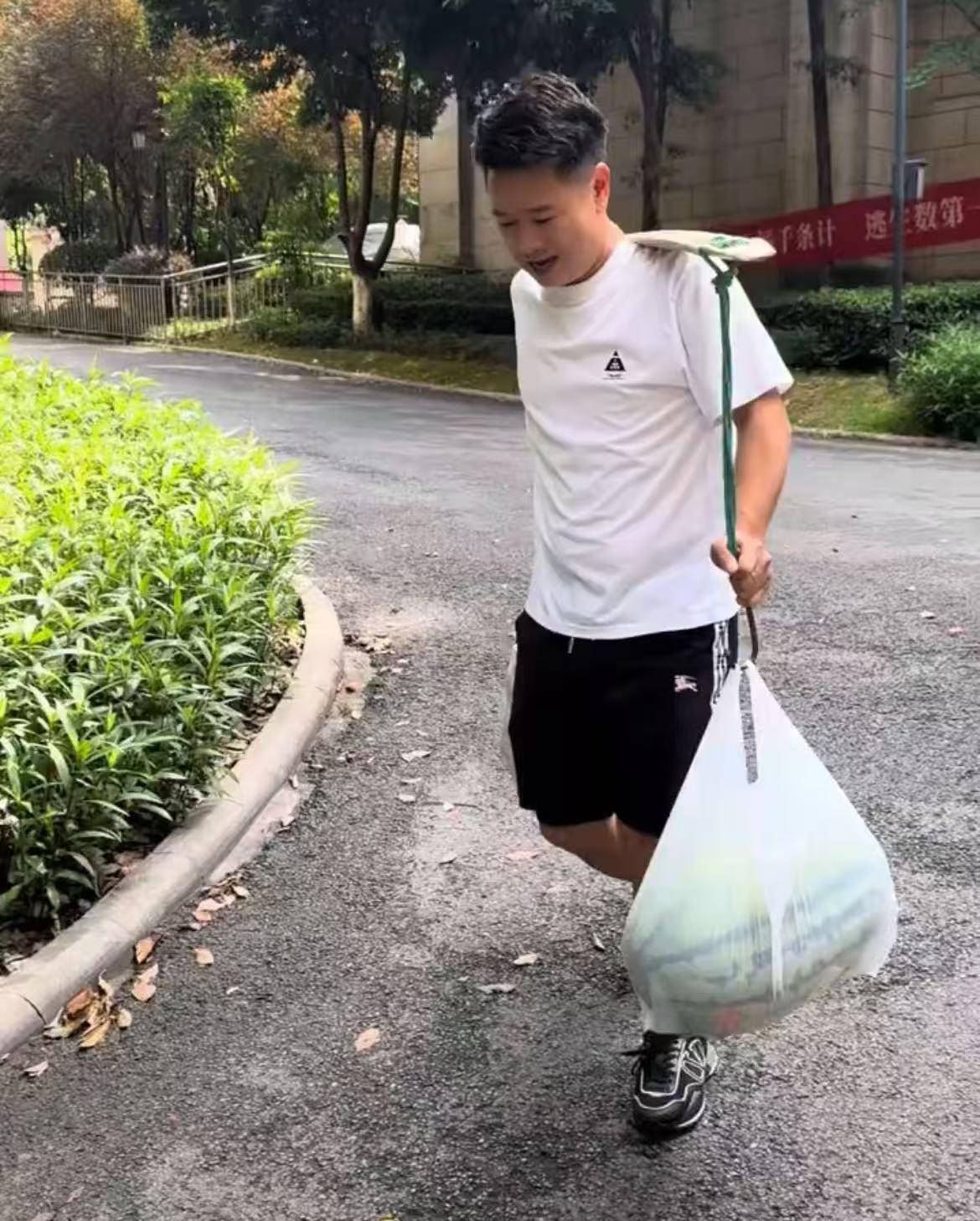 斯托克城vs布拉德福德
_16个外甥一顿吃200个水饺斯托克城vs布拉德福德
,挑扁担买菜的重庆“宇宙舅舅”:孩子们开学离开,心里空落落的