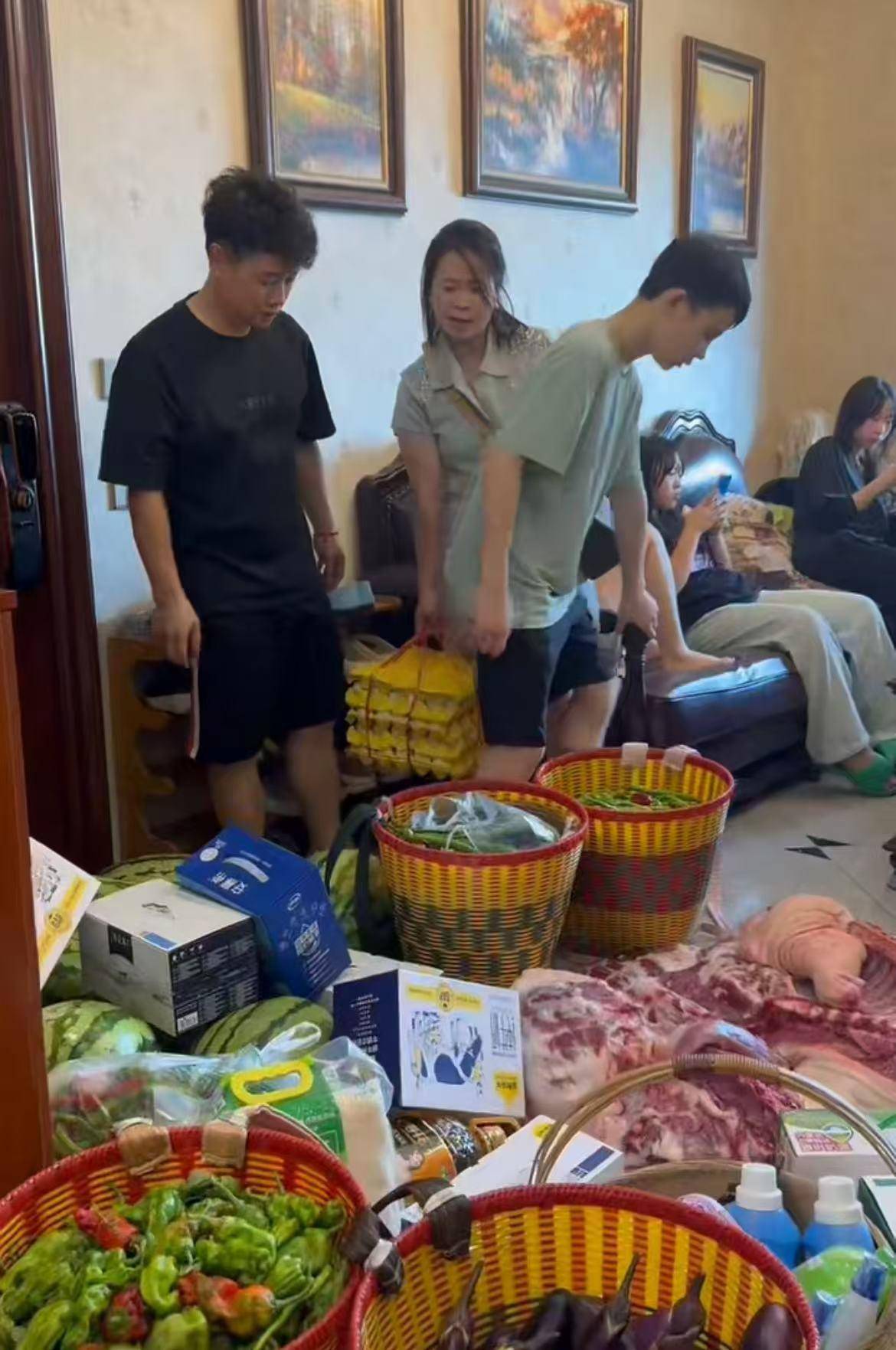 斯托克城vs布拉德福德
_16个外甥一顿吃200个水饺斯托克城vs布拉德福德
,挑扁担买菜的重庆“宇宙舅舅”:孩子们开学离开,心里空落落的