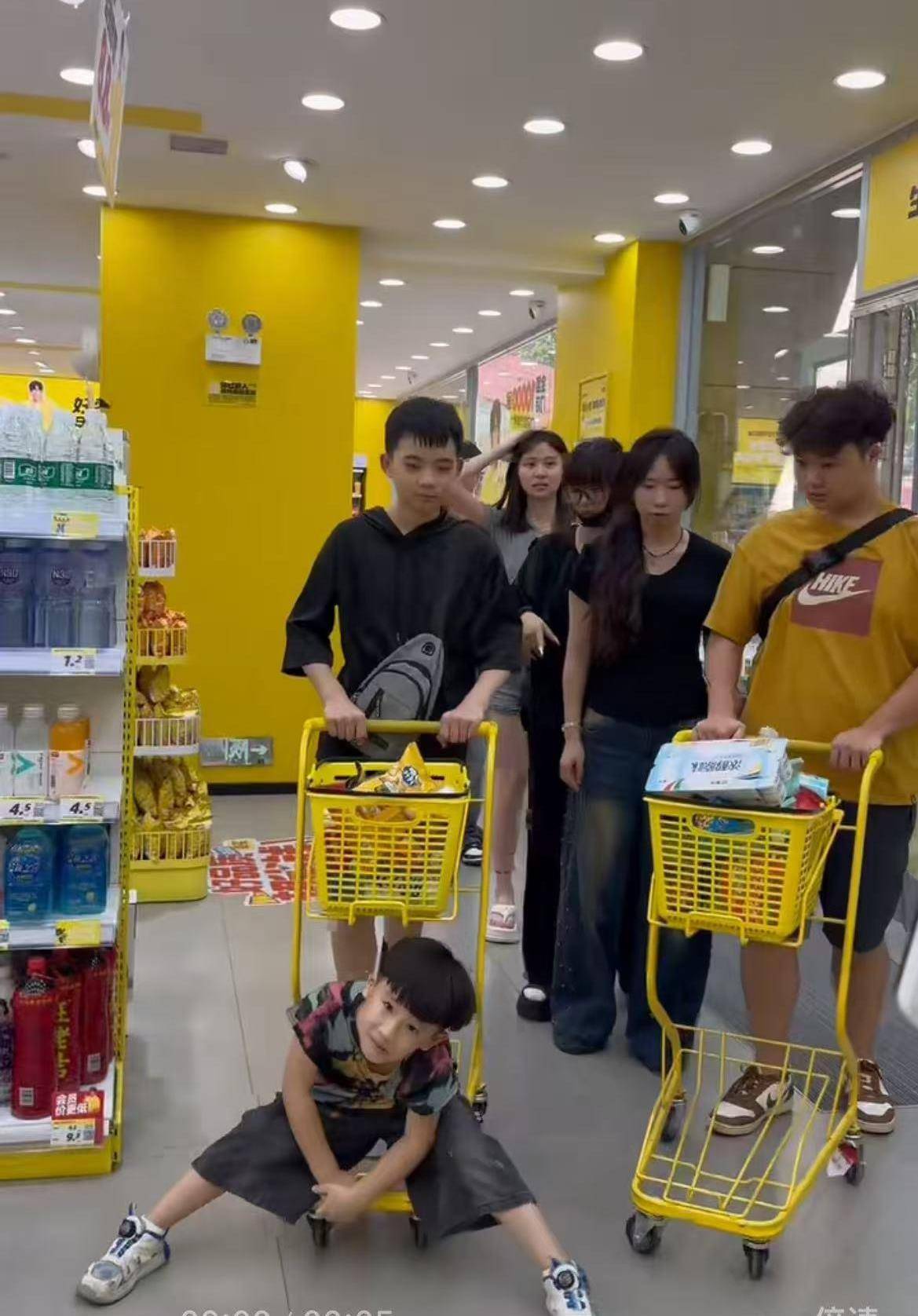 斯托克城vs布拉德福德
_16个外甥一顿吃200个水饺斯托克城vs布拉德福德
,挑扁担买菜的重庆“宇宙舅舅”:孩子们开学离开,心里空落落的