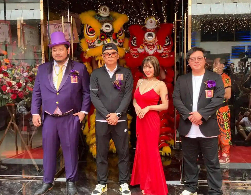 布罗雷vs韦康比流浪者_44岁苍井空惊艳亮相香港娱乐场所开幕式布罗雷vs韦康比流浪者，超深V礼服尽显魅力