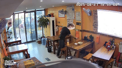 神户胜利船vs橫滨水手
_用餐男子5分钟抽40张纸巾擦拭神户胜利船vs橫滨水手
,老板娘怒发视频称太浪费;律师:发视频要注意法律风险