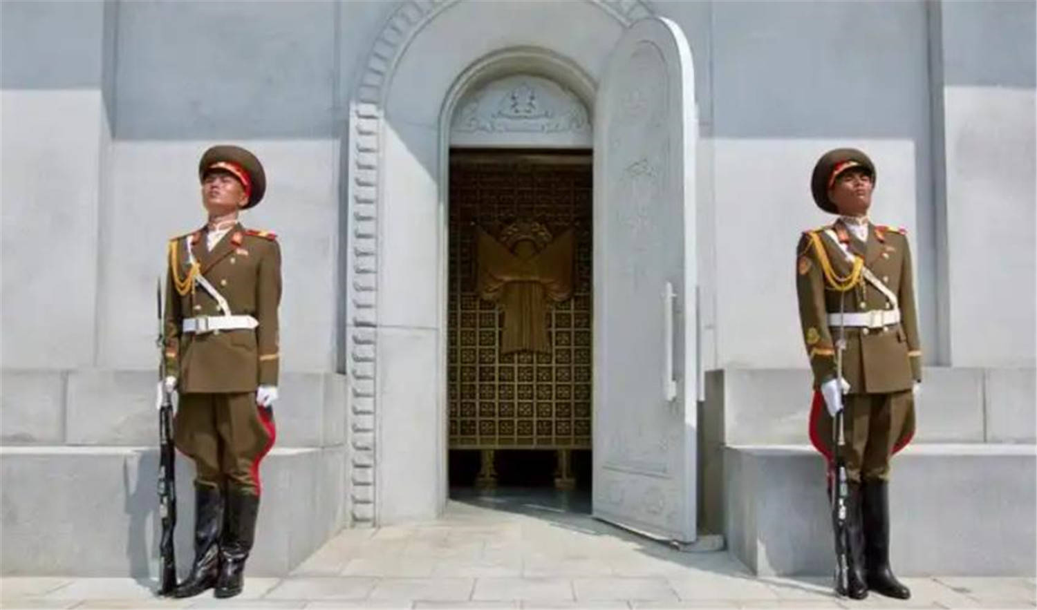 斯托克城vs西布朗_金正恩访华之前斯托克城vs西布朗,特意带着花去了一个地方,中国人一看,热泪盈眶