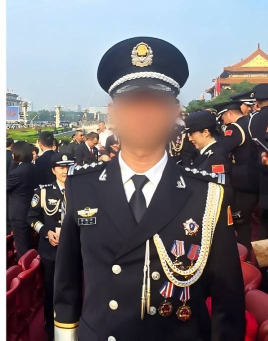 韦斯特罗斯vs赫尔辛堡_他在阅兵现场韦斯特罗斯vs赫尔辛堡，留下一张不能露面的照片！