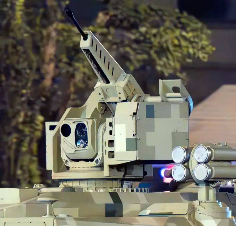 布雷达(女)vs 费耶诺德(女）_中国100式坦克震憾亮相：装甲上挂满刺布雷达(女)vs 费耶诺德(女），无人机都不敢碰！