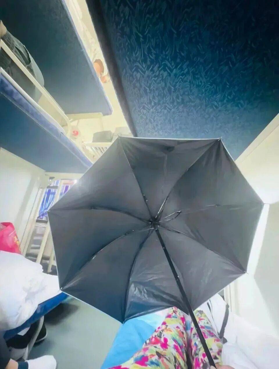 皇冠信用网在线注册_女生躺火车卧铺打伞遮隐私皇冠信用网在线注册，“过道坐着两名陌生男乘客”，12306回应