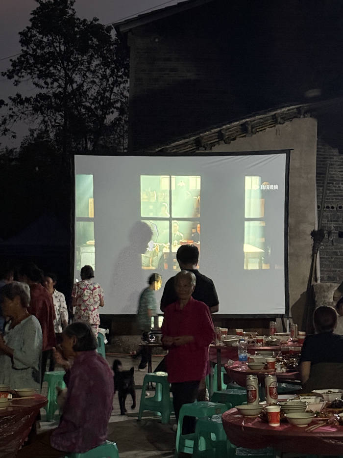 皇冠信用网会员开户_22岁绝症女孩宴请全村看电影皇冠信用网会员开户，哽咽嘱托村民：“我走后，请替我关照父母”