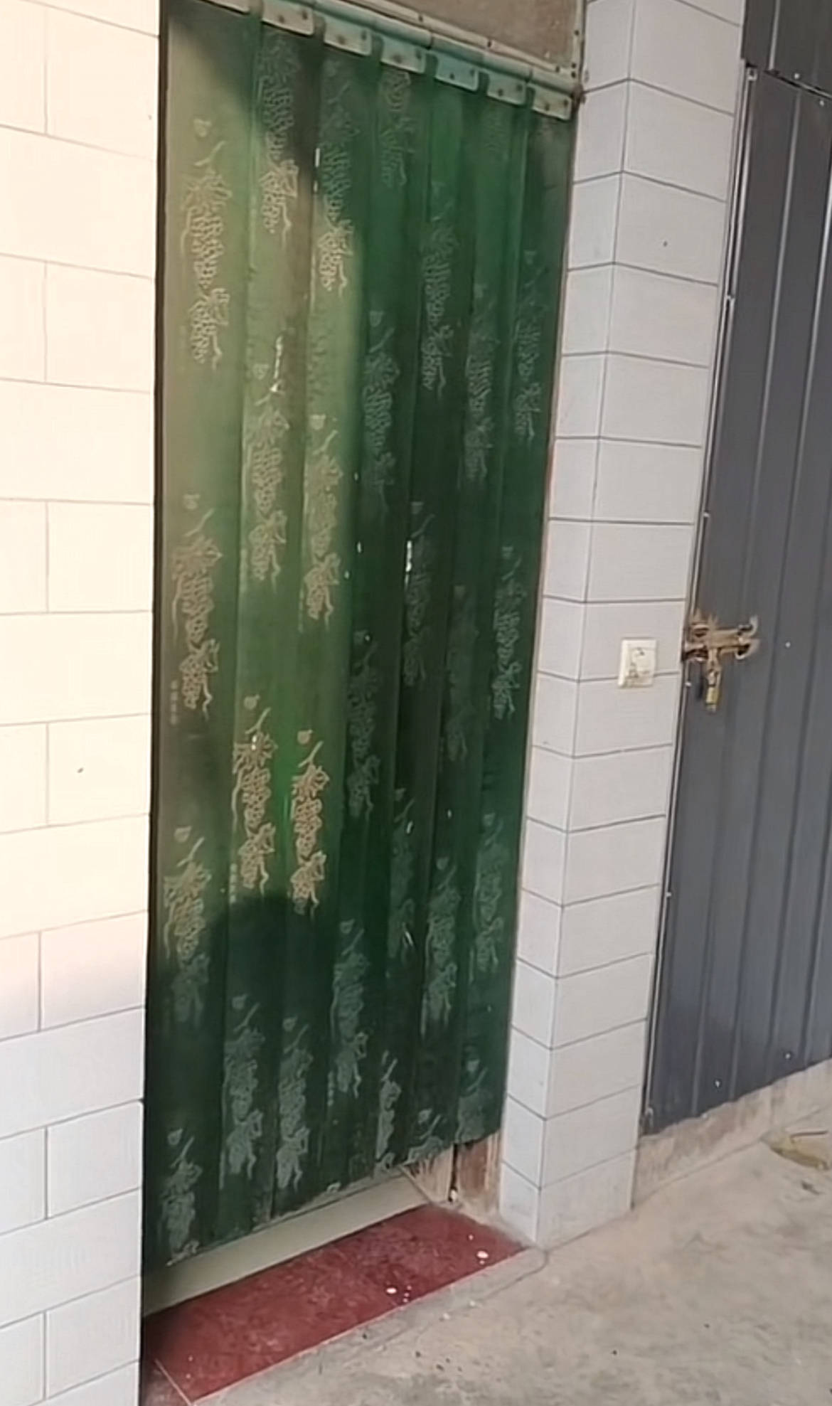 皇冠信用网在线开户_监控曝光！运城一男子因前女友拒复合持刀闯入家中皇冠信用网在线开户，女子哥哥在家门口遇害，案件将开庭