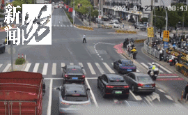 皇冠信用网会员_事发上海晚高峰！汹涌车流中皇冠信用网会员，一男子绝望跳车，直奔民警而去……