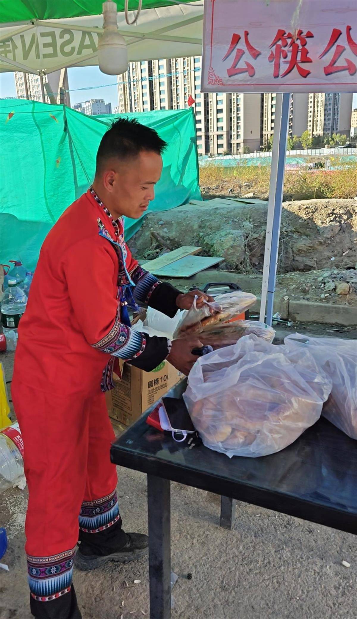 皇冠信用登2代理_刀郎乌鲁木齐演唱会开唱皇冠信用登2代理,场外有刀迷免费为大家提供伙食,民宿老板宣布:持演唱会门票免费入住