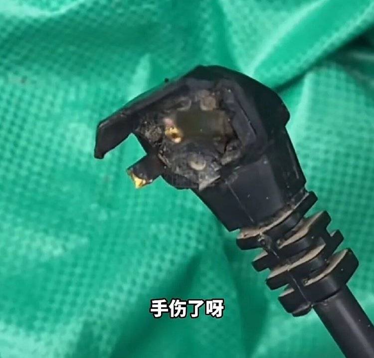 皇冠信用盘庄家_手被烧熟！金手镯被烧熔！女子给电动车充电皇冠信用盘庄家，不慎碰到充电口受伤