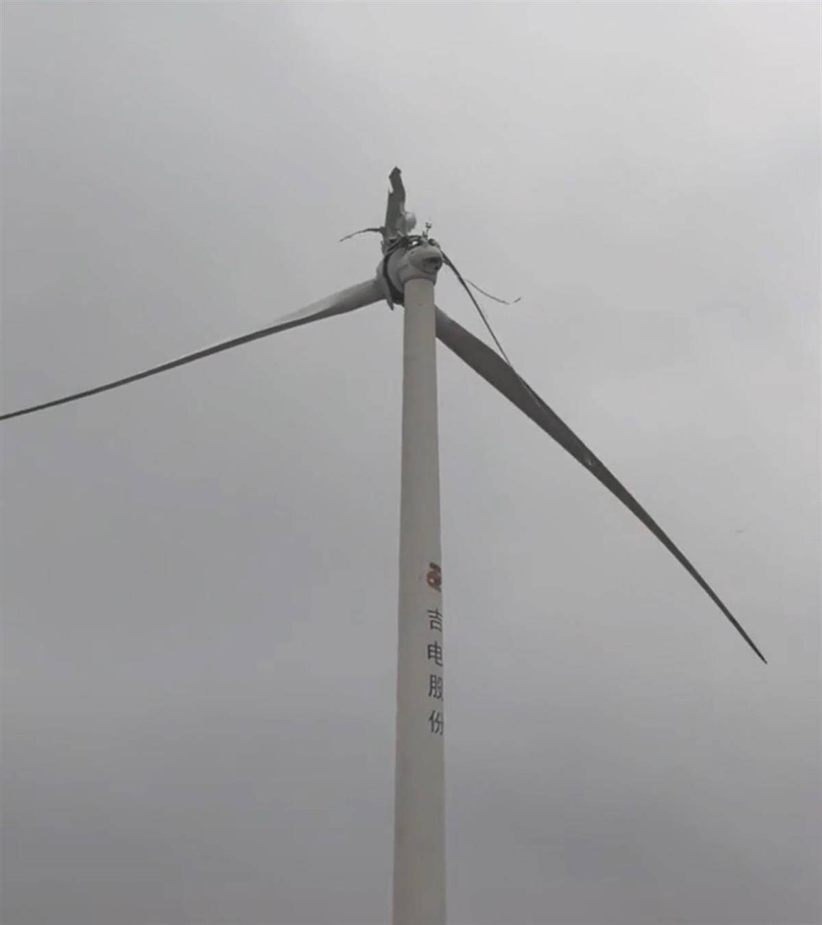 皇冠信用登123出租_九江一架风力发电机叶片空中断裂皇冠信用登123出租，目击者称“玻璃纤维满天飞”，当地：正在处理