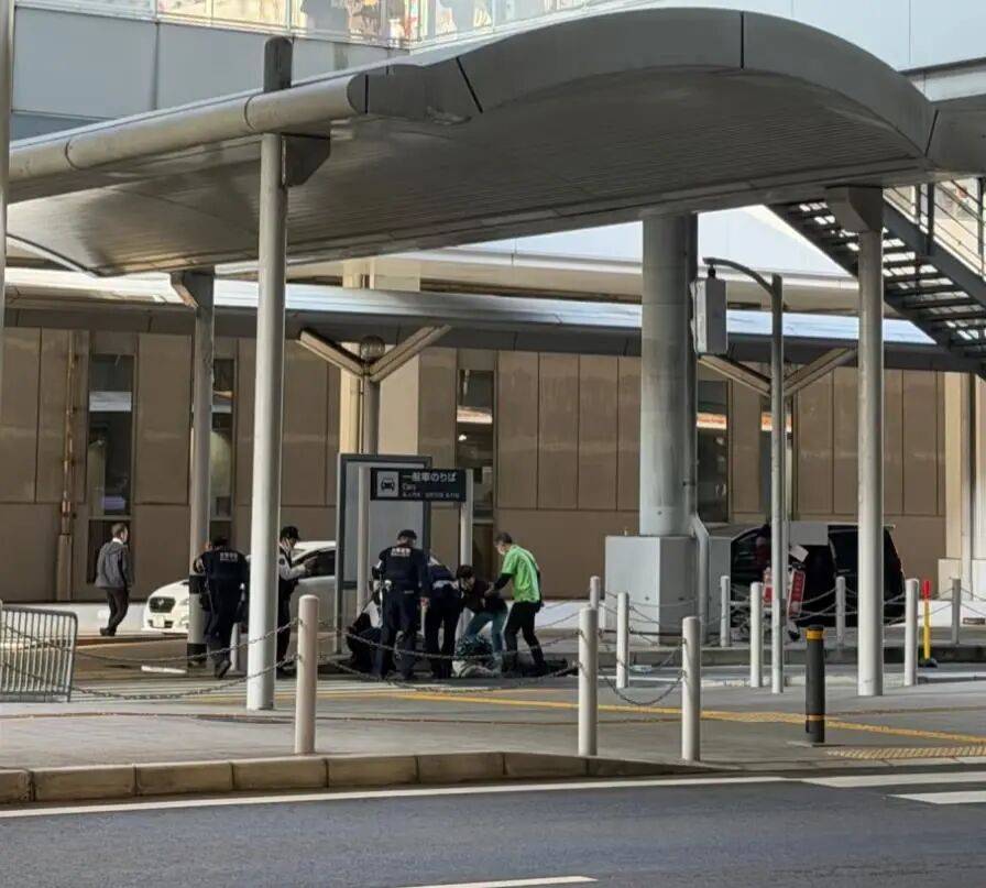 如何申请皇冠信用盘_一名中国男子在日本关西机场坠亡如何申请皇冠信用盘，警方：其与母亲一同赴日旅游，具体情况正在调查