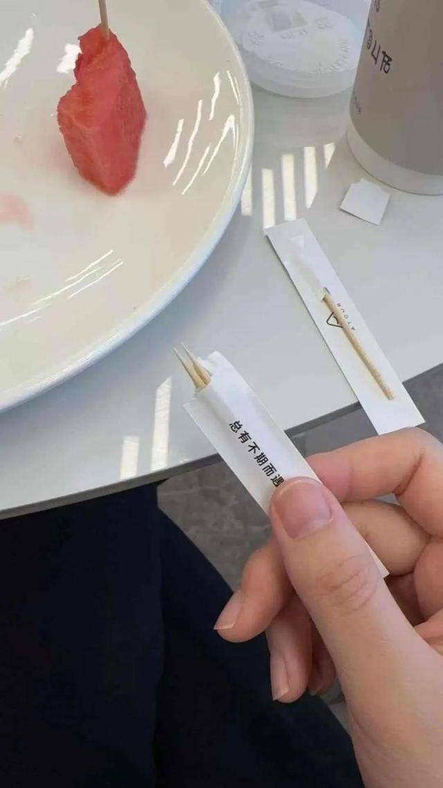 皇冠登录地址
_女子称在亚朵酒店内用牙签皇冠登录地址
,入口后猛然发现可能是别人用过的,店方回应