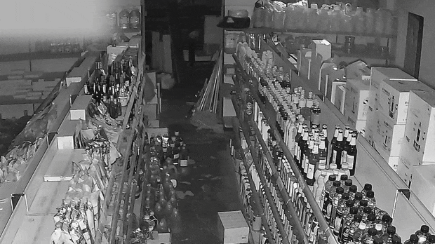 皇冠2登录welcome_青岛某超市凌晨突然出现神秘黑影皇冠2登录welcome，披着烂麻袋低着头，当他终于转过脸来，警察都气笑了