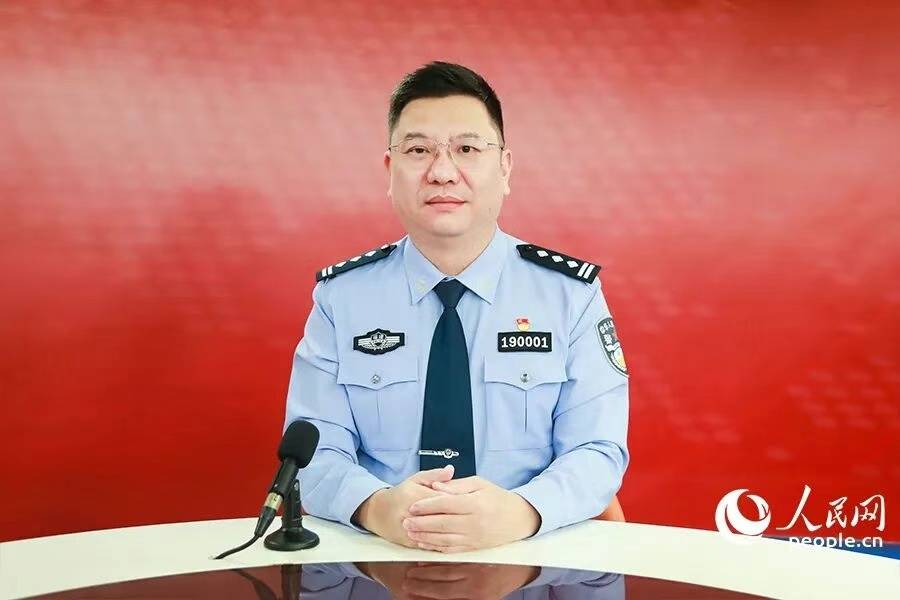 皇冠代理网
_福州市罗源县公安局局长叶炜琳:警惕“画饼”“套近乎” 筑牢反诈“防火墙”