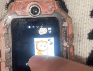 皇冠b盘_母亲打开女儿电话手表皇冠b盘，无意间发现她给去世外公发了整整两年信息