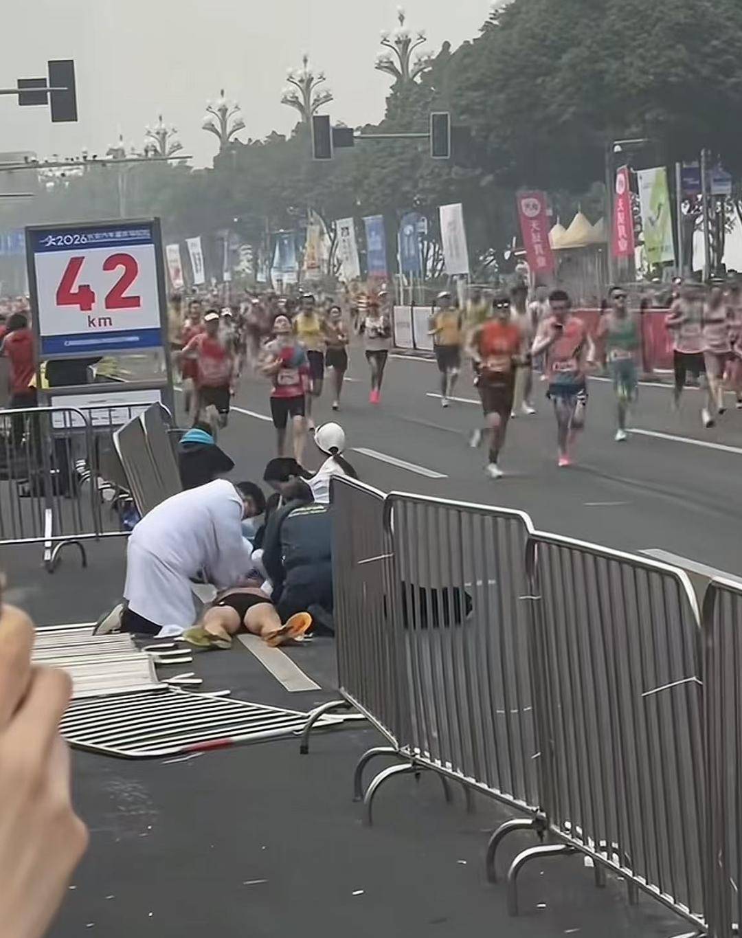 皇冠平台出租_重马一跑者在终点不远处倒地皇冠平台出租，家属已到重庆处理后事，跑友：他在跑圈被称“破三大神”