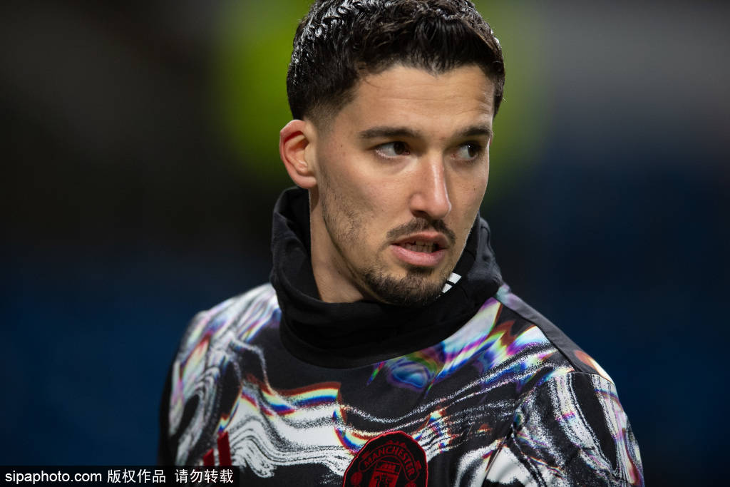 皇冠信用网在线注册_曼联的中场重塑计划:夏窗引援目标揭晓皇冠信用网在线注册,红魔重返欧战的关键所在!