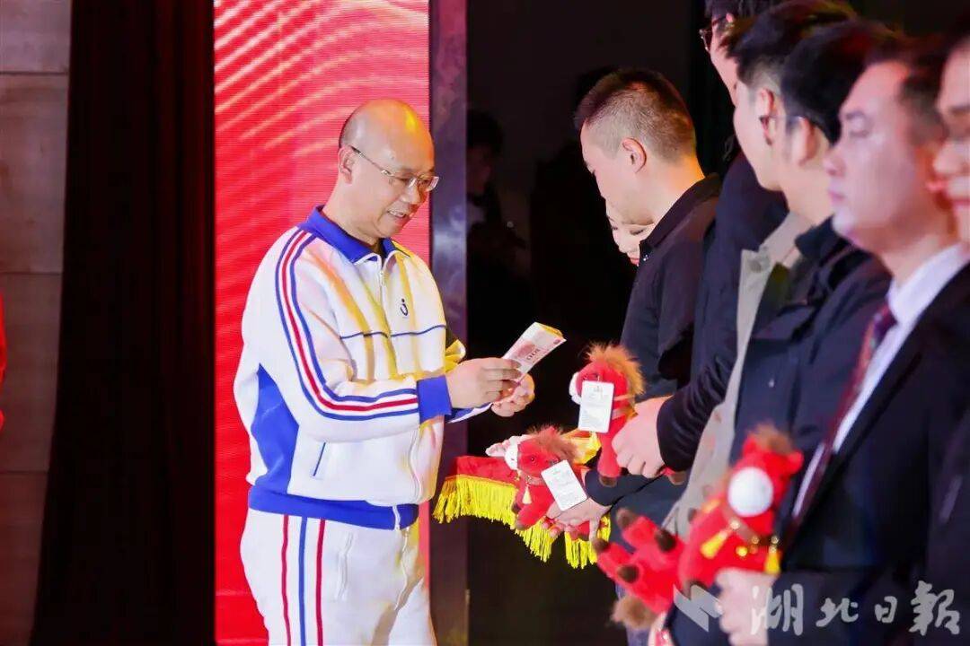 信用网如何申请_湖北小两口:上午领证信用网如何申请,下午到账1万元!