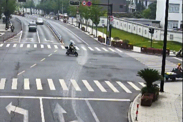 皇冠信用网会员开户_北京街头一轿车90km/h抢黄灯皇冠信用网会员开户,撞飞闯红灯的电动自行车,致一人死亡!检察机关提起公诉