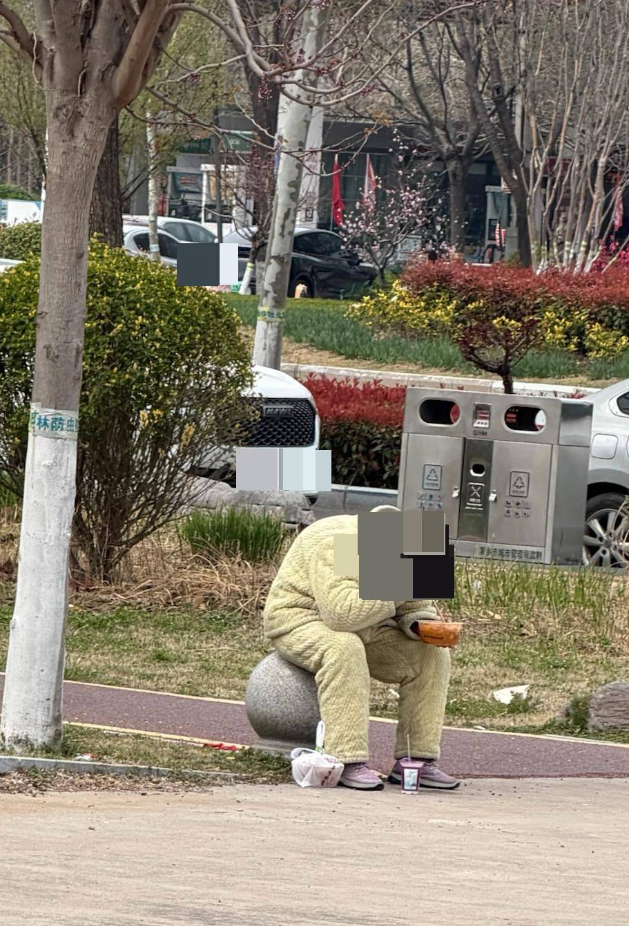 皇冠信用盘代理_女子在高校门口偷吃外卖皇冠信用盘代理，被学生发现后归还并称“又不脏，你们拿走吃吧”，校方回应