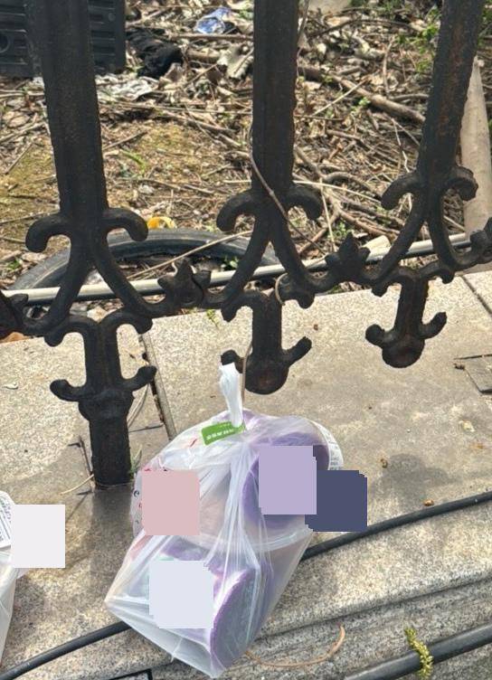 皇冠信用盘代理_女子在高校门口偷吃外卖皇冠信用盘代理，被学生发现后归还并称“又不脏，你们拿走吃吧”，校方回应