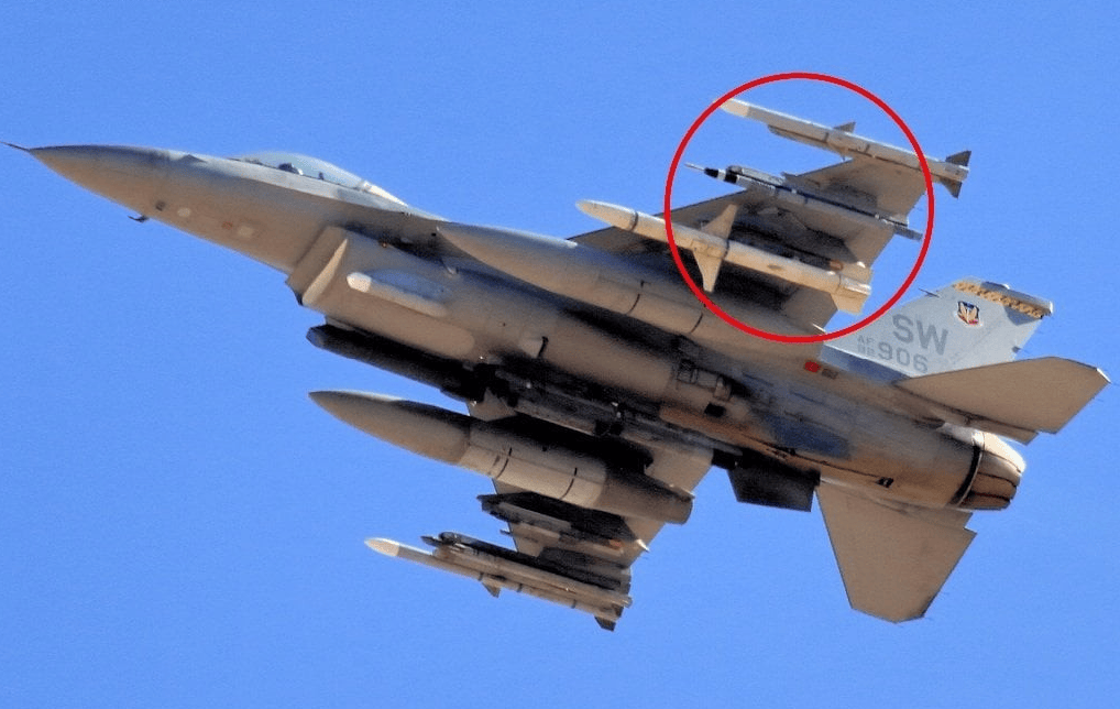 皇冠登2开户_损失惨重！为了抢回跳伞飞行员皇冠登2开户，美军又有两架飞机被伊朗击落