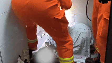 皇冠额度
_广州一女子洗澡时伸手捡掉入厕所的塑料瓶皇冠额度
,却被紧紧卡住右手“无法自拔”,消防营救回应