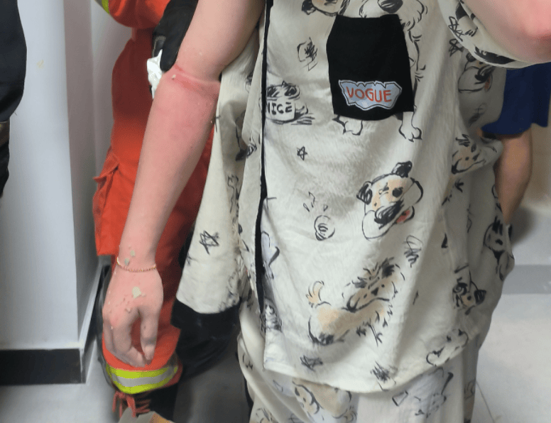 皇冠额度
_广州一女子洗澡时伸手捡掉入厕所的塑料瓶皇冠额度
,却被紧紧卡住右手“无法自拔”,消防营救回应