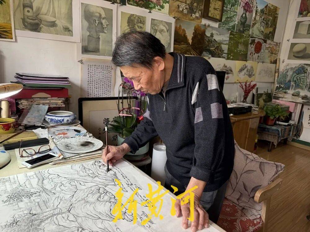 世界杯买球竞猜 _82岁济南大爷退休后拿起钢笔世界杯买球竞猜 ，用上万笔勾勒城市建筑，“每一幅都是‘会说话的老照片’”