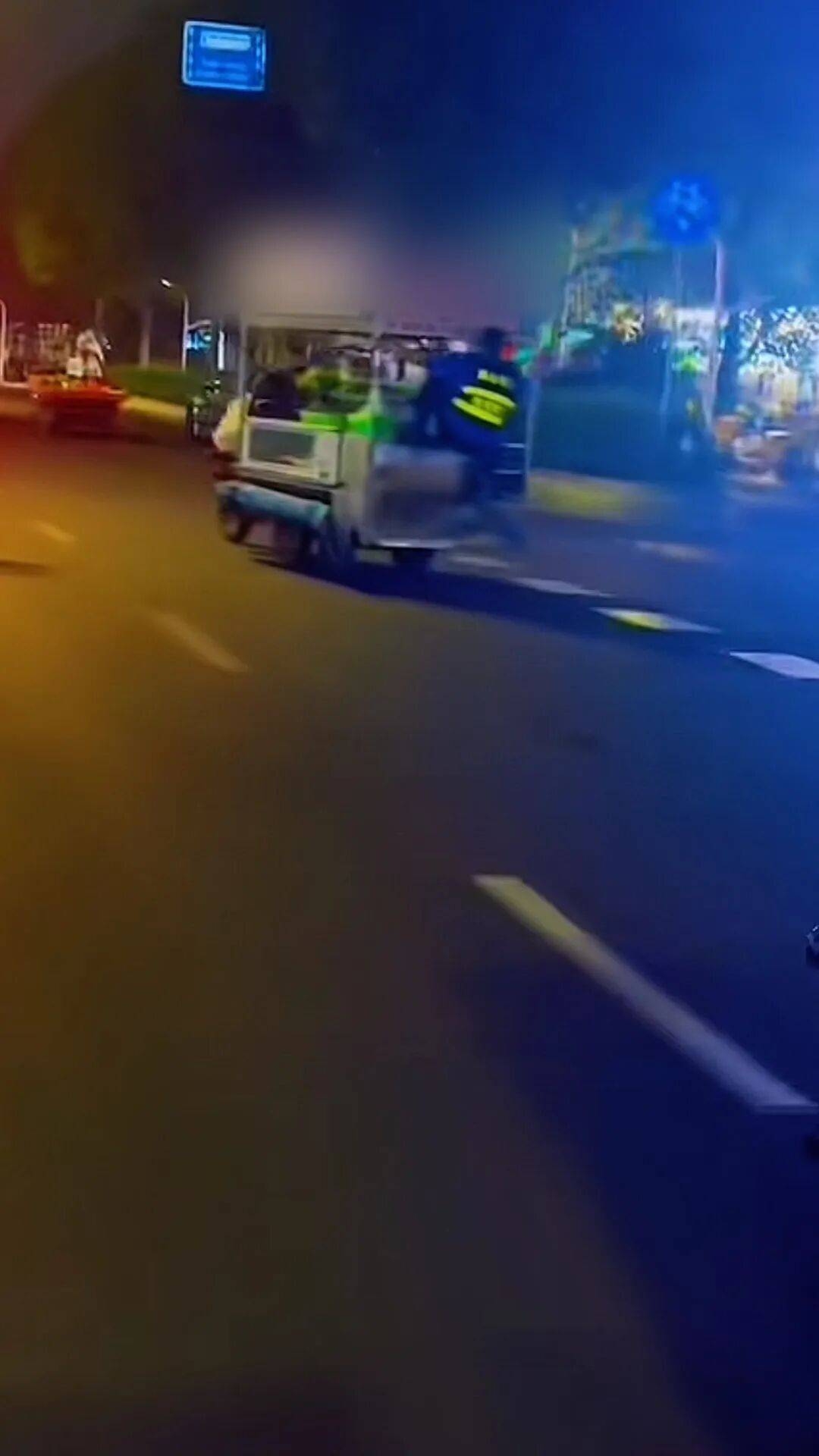 足球世界杯官方用球 _广西南宁一城管爬上摊贩三轮车被带行两三百米？当地回应：当时正在执法足球世界杯官方用球 ，已提醒注意工作方法