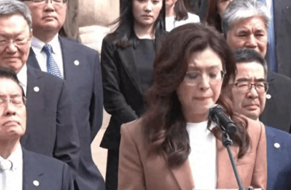 足球世界俱乐部杯
_做了连战马英九没敢做的事足球世界俱乐部杯
,郑丽文专机飞进北京,岛内风向恐大变