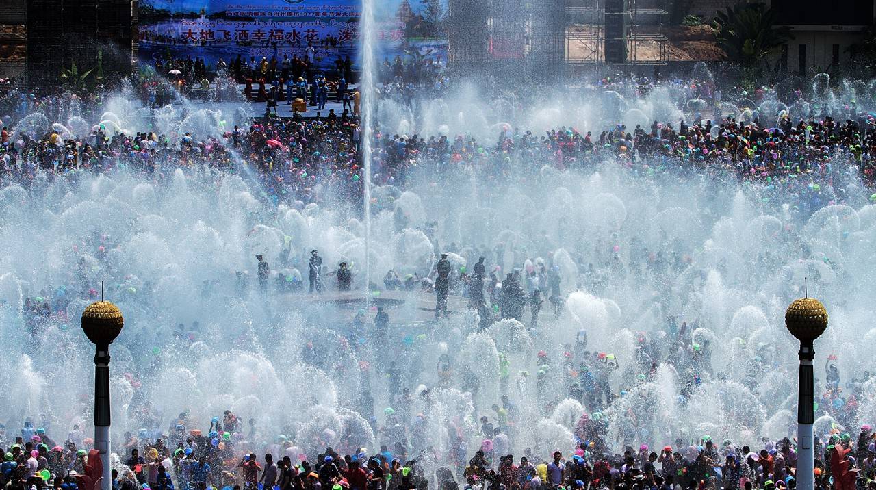 皇冠信用网登1
_西双版纳泼水节2女子遭多人高压水枪喷射皇冠信用网登1
,拒绝仍被“围攻”,文旅局工作人员:将记录上报